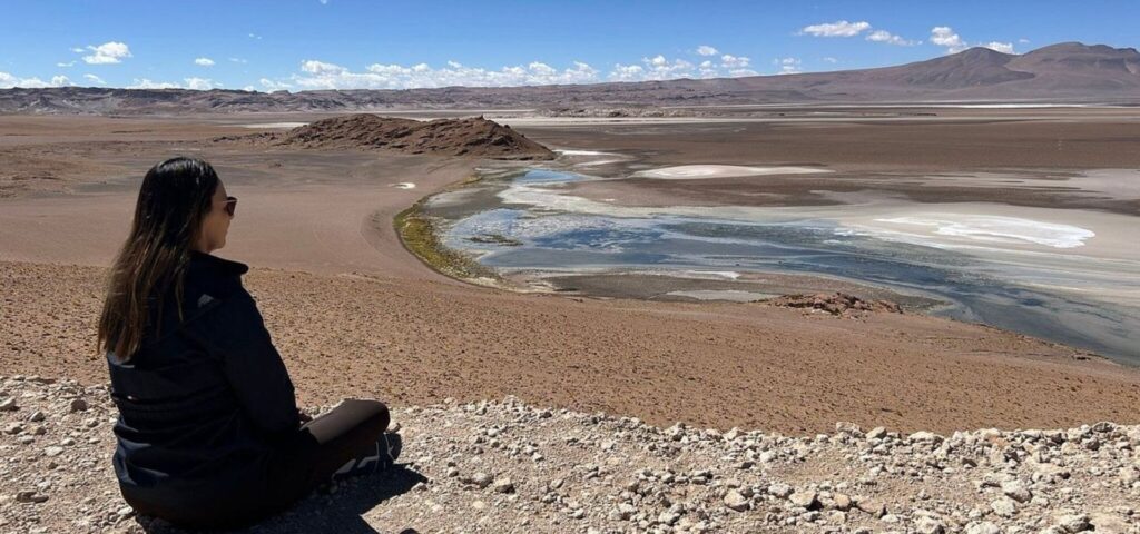 Mujer observando un salar en san pedro de atacama