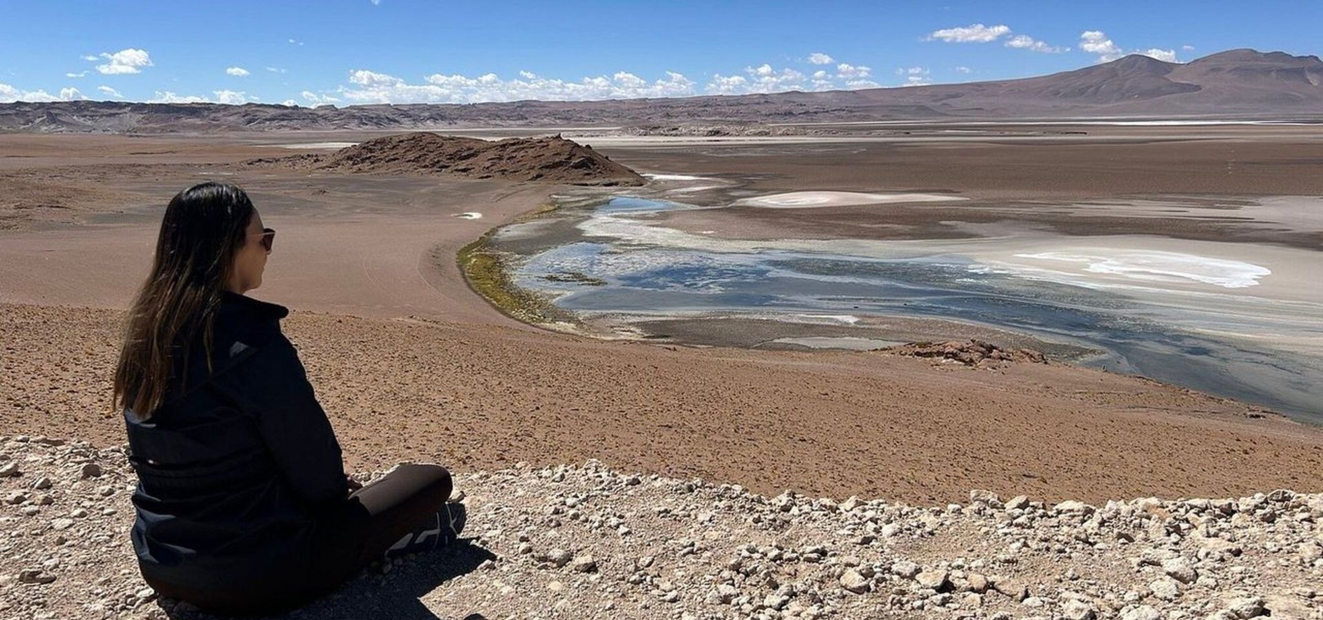 Mujer observando un salar en san pedro de atacama