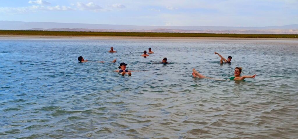 personas flotando en el agua salada de laguna piedras en san pedro de atacama