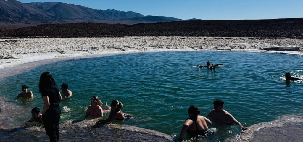 Personas bañandose. y disfrutande del tour lagunas escondida y baltinache