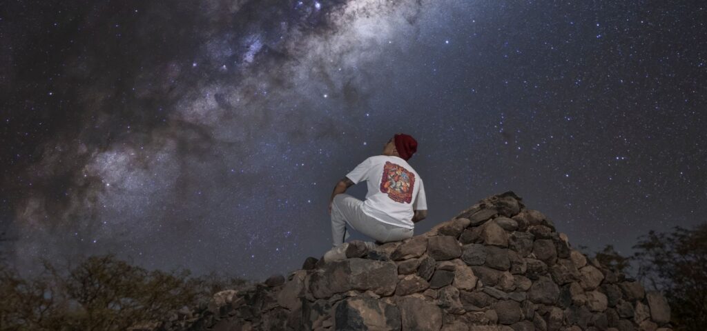 Persona mirando las estrellas en el tour astronomico de san pedro de atacama