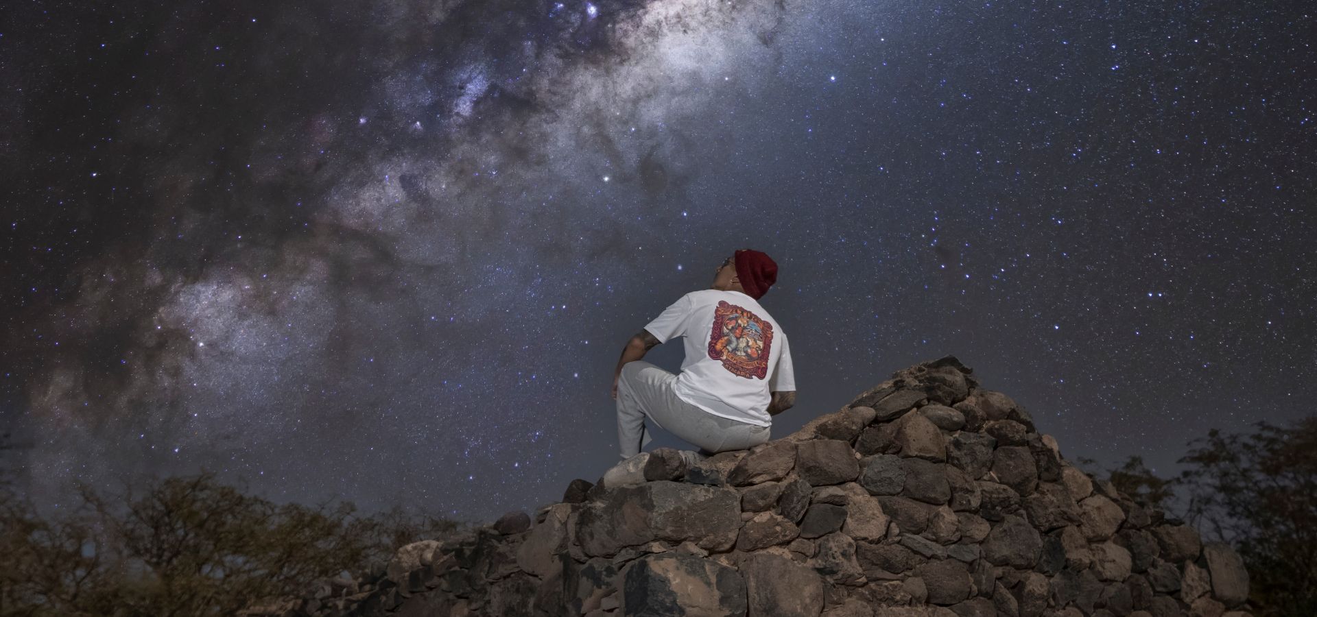 Persona mirando las estrellas en el tour astronomico de san pedro de atacama