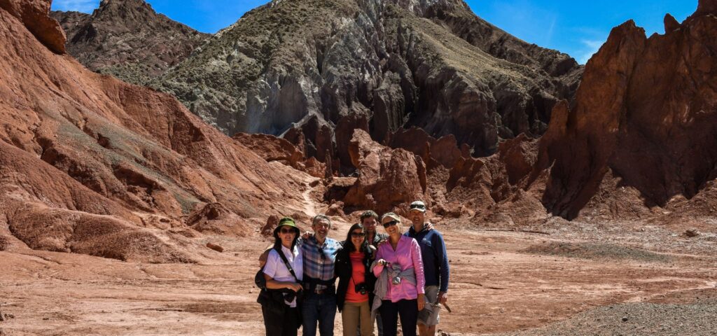 Grupo de turistas en el valle del arcoiris